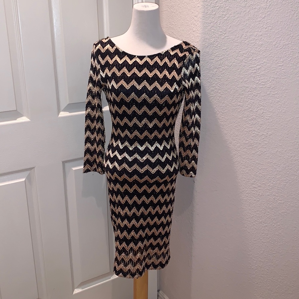 Forever 21: Long sleeve, black and gold chevron print, midi/mini dress.